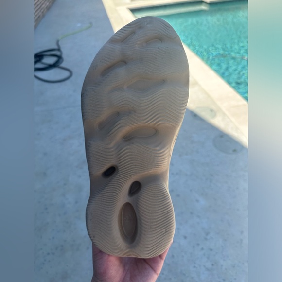 Yeezy Foam Runner ‘Clay Stone’ - Picture 12 of 13